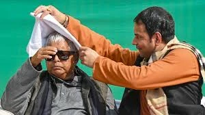 दही-चूड़ा भोज में लालू यादव बोले: तेज प्रताप अब परिवार के साथ रहेंगे