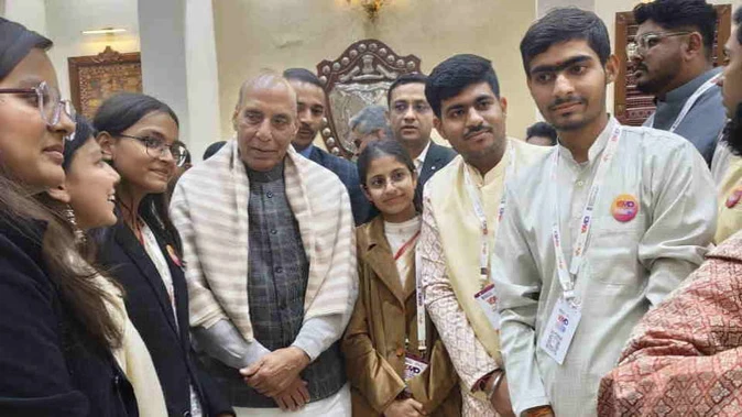 ‘डिजिटल लिकर कार्ड’ प्रस्ताव के लिए उदय शर्मा को रक्षा मंत्री ने किया सम्मानित