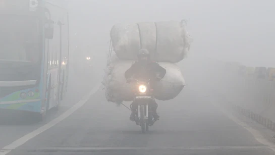 दिल्ली में शीतलहर का कहर जारी, न्यूनतम तापमान 3.8°C पर पहुंचा