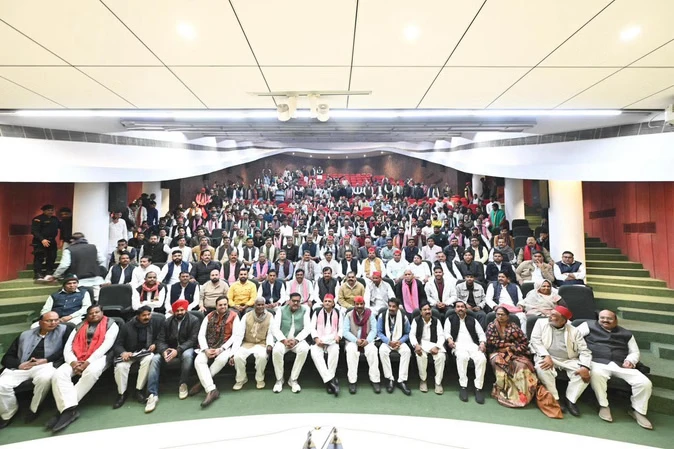 लोकतंत्र को सबसे बड़ा खतरा संघ परिवार से: अखिलेश यादव