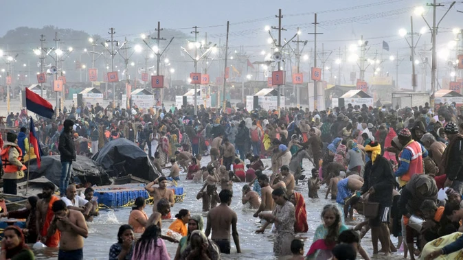 कोहरे और सर्दी के बीच आस्था का उत्सव, मकर संक्रांति पर संगम में पवित्र स्नान