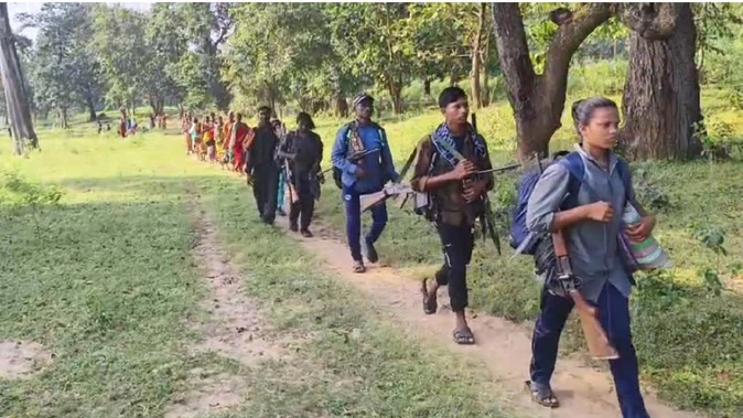 बीजापुर में 52 नक्सलियों ने छोड़ा हिंसा का रास्ता, मुख्यधारा में लौटे