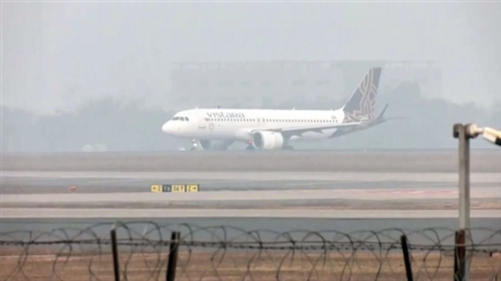 भारी कोहरे से दिल्ली हवाई अड्डे पर उड़ानों में रुकावट, दृश्यता 200 मीटर से कम