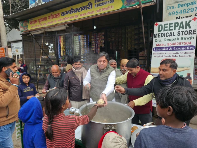 मकर संक्रांति पर सेवा भाव, क्षेत्र में लगे खिचड़ी वितरण के स्टॉल