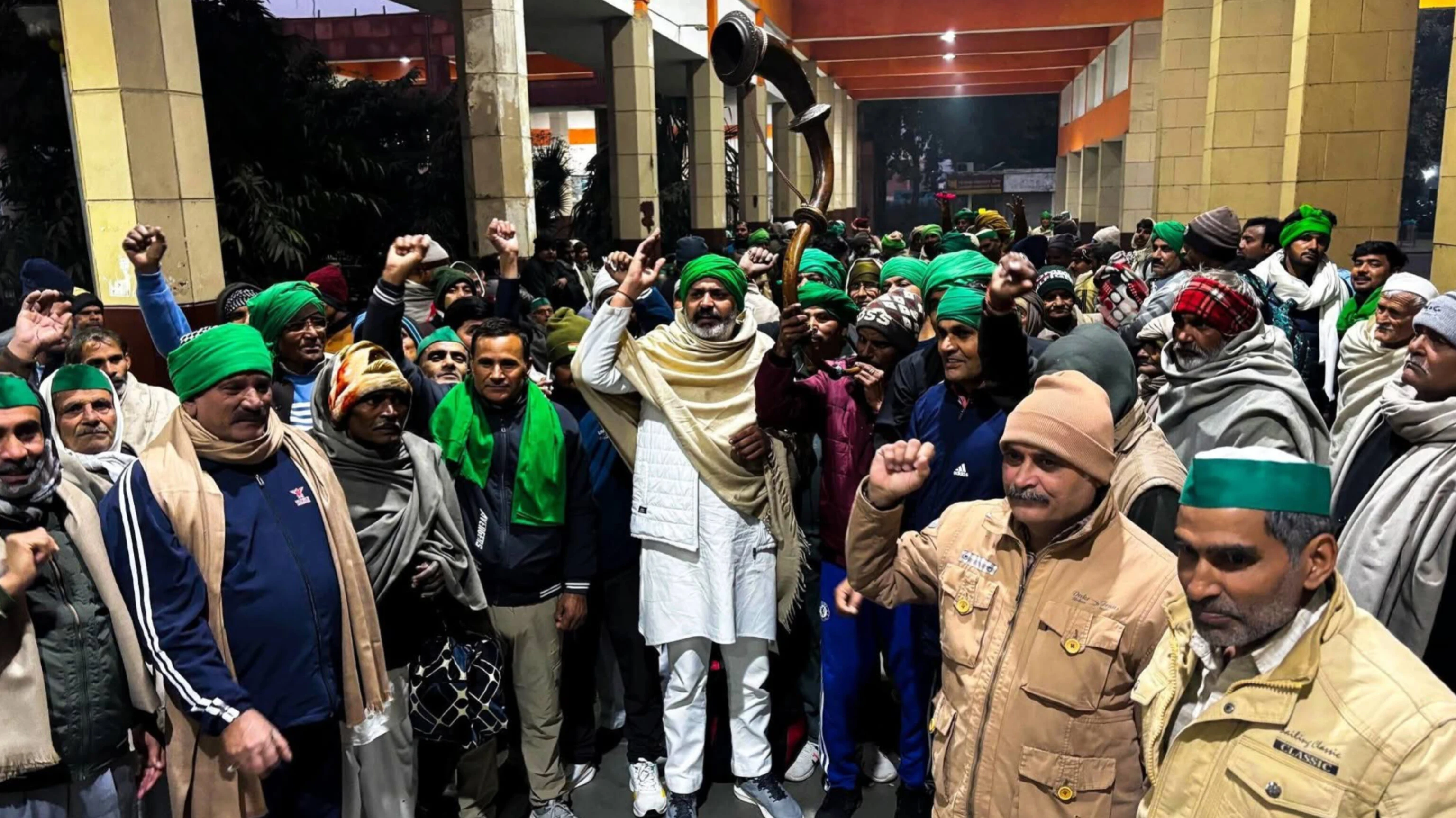 भाकियू कार्यकर्ताओं का संगम एक्सप्रेस के डिब्बों पर कब्जा, यात्री परेशान