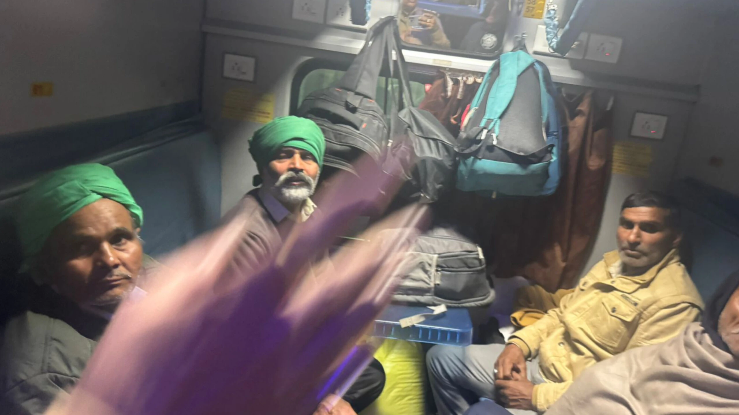 बीड़ी सुलगाई, छलकाया जाम ! हापुड़ में किसान यूनियन सदस्यों ने एसी कोच पर किया कब्जा