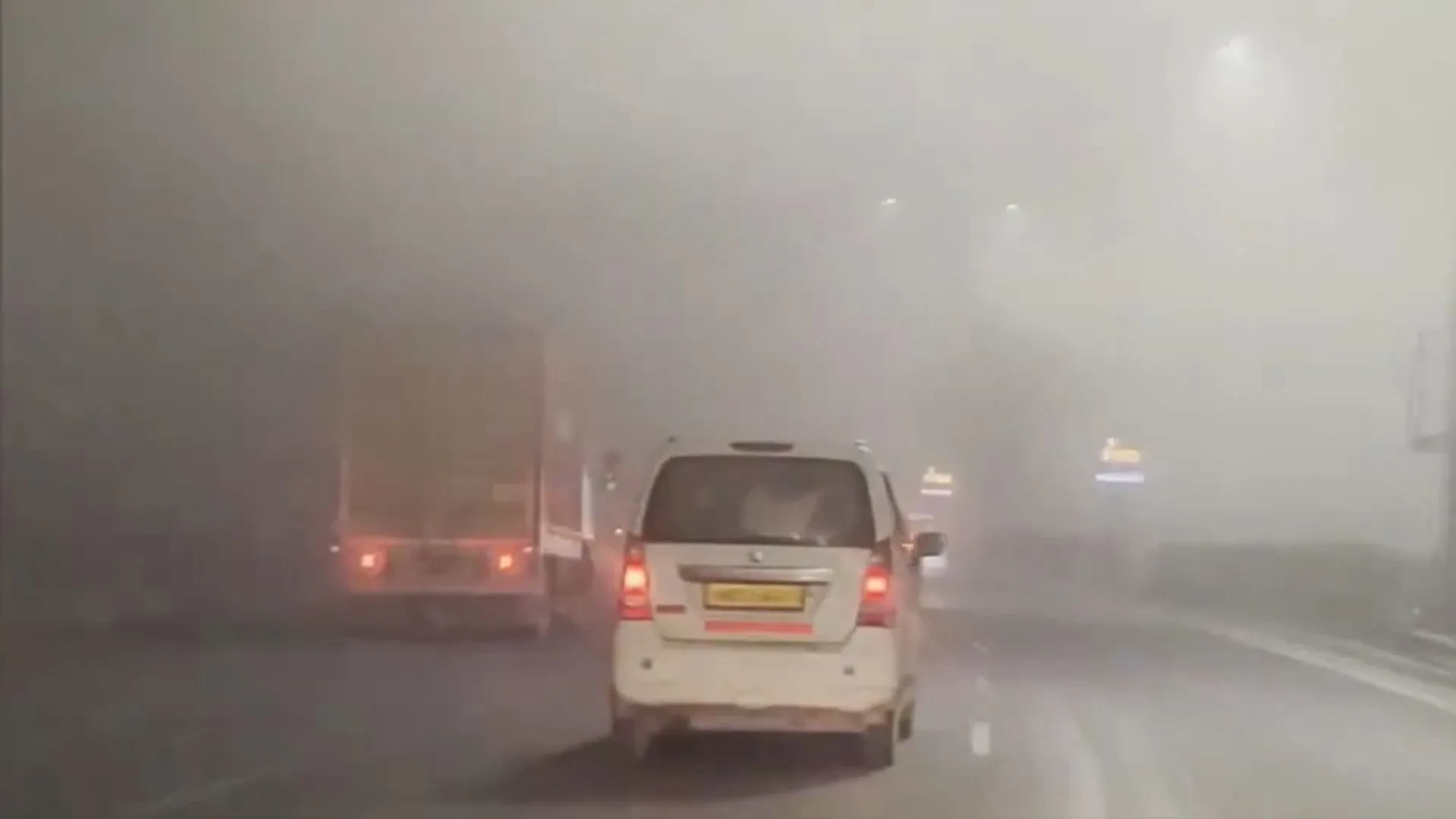 दिल्ली-एनसीआर  में भीषण ठंड और घना कोहरा, ट्रेनें-उड़ानें प्रभावित