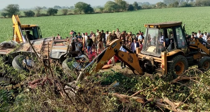 उरई में हाईवे हादसा: प्याज लदे ट्रक के पलटने से तीन की मौत, दो घायल