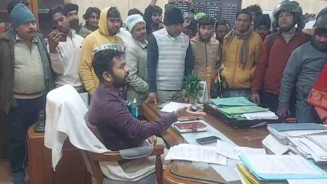 रेंजर के रवैये से नाराज़ खानपुर रेंज के लोग, डीएफओ कार्यालय में जोरदार प्रदर्शन