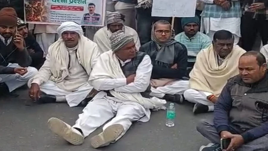 सोनू हत्याकांड: कमिश्नरी जाने से रोके गए सपा एमएलसी, हाईवे पर हंगामा