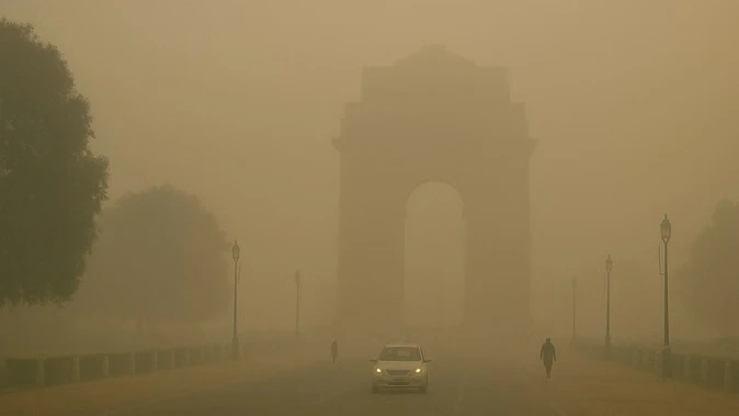 दिल्ली में कोहरा और प्रदूषण का डबल अटैक, हवा बेहद खराब श्रेणी में