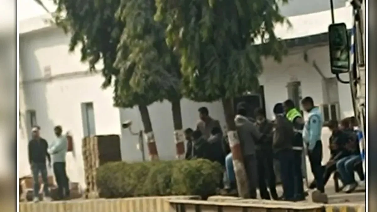 अमरोहा: आनंदा डेयरी प्लांट पर तीसरे दिन भी आयकर छापा जारी