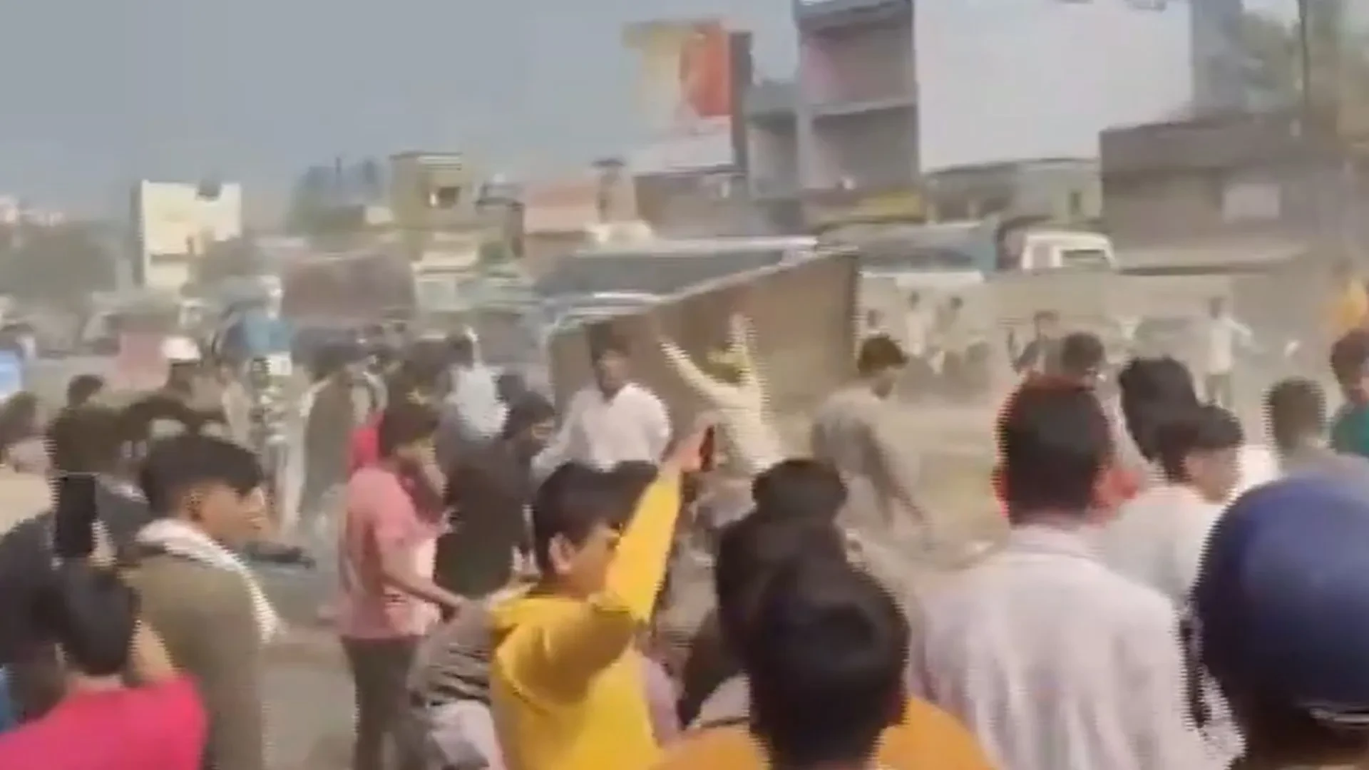 मुर्शिदाबाद में प्रवासी मजदूरों की मौत पर हिंसक प्रदर्शन, NH-12 और रेलवे ट्रैक जाम