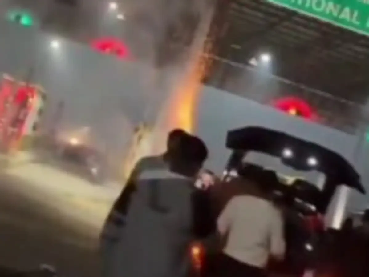 मेरठ-बागपत हाईवे पर युवाओं का हंगामा, टोल प्लाजा पर की आतिशबाजी