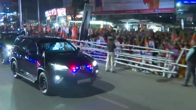 बंगाल दौरे के बाद पीएम मोदी असम पहुंचे, गुवाहाटी में रोड शो में जुटे भाजपा समर्थक