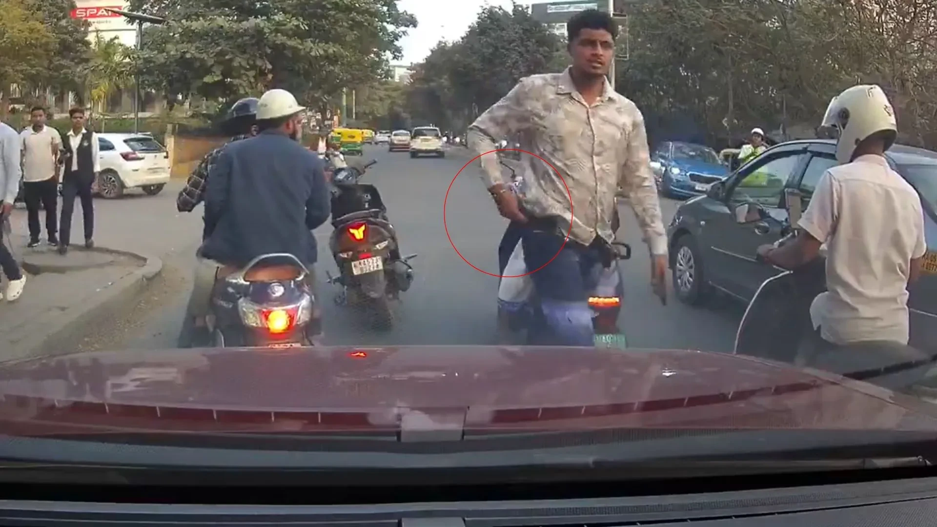 बेंगलुरु रोड रेज: ट्रैफिक सिग्नल पर बाइकर ने चाकू दिखाकर दी धमकी