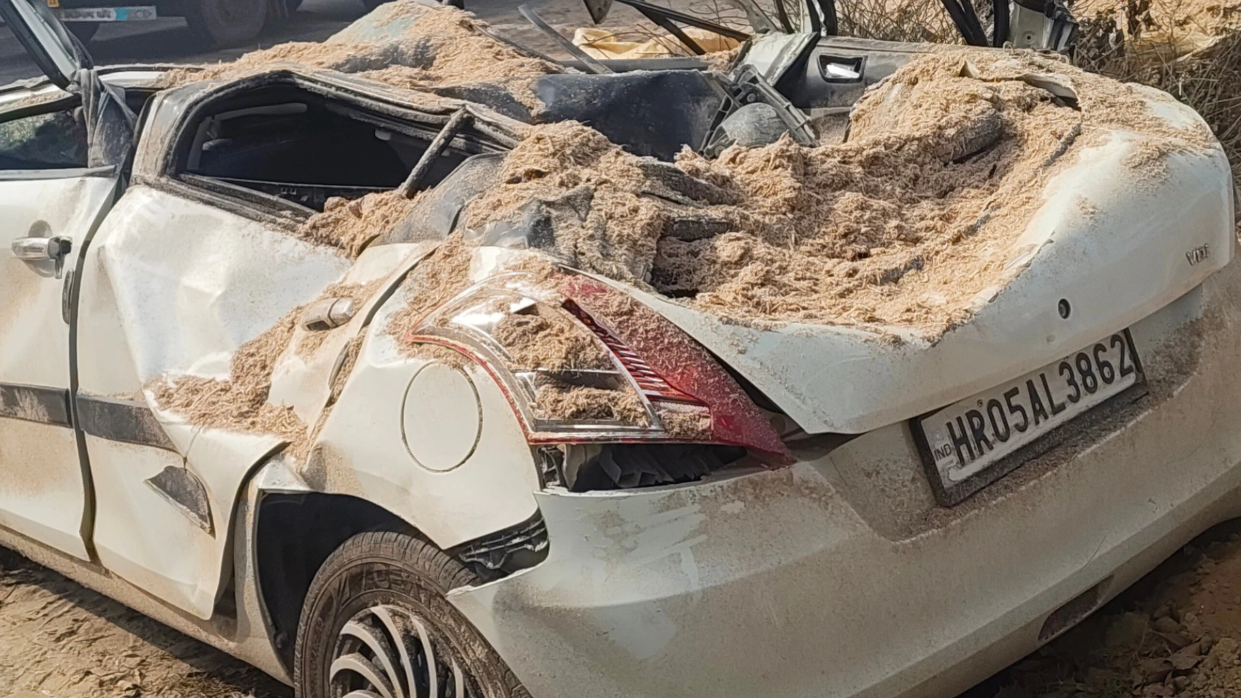 मुजफ्फरनगर: भूसे से भरा ट्रक पलटा, दिल्ली-देहरादून हाईवे पर लगा 10 किमी जाम