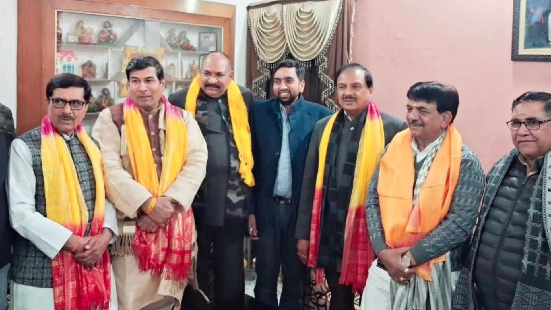 भाजपा नेता पुनीत वशिष्ठ के आवास पर पहुंचे सांसद महेश शर्मा