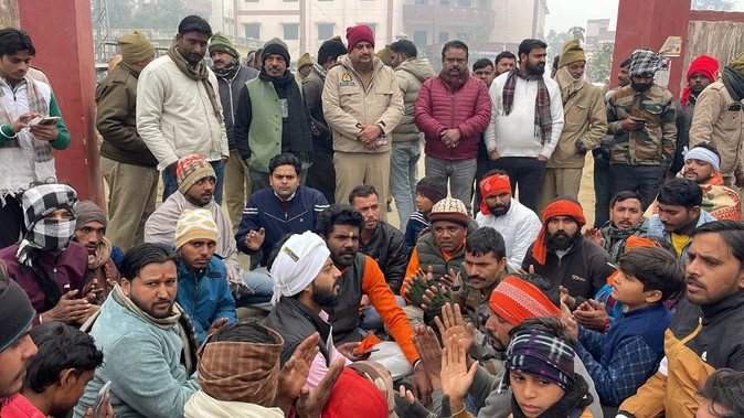 बदायूं बवाल: हिंदू संगठनों ने थाने का घेराव का किया हनुमान चालीसा का पाठ