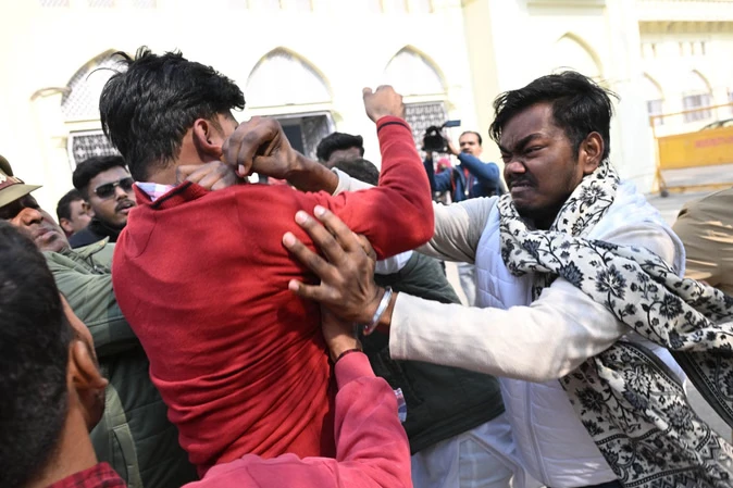 लखनऊ विवि में स्मृति मार्च के दौरान छात्र गुटों में हाथापाई