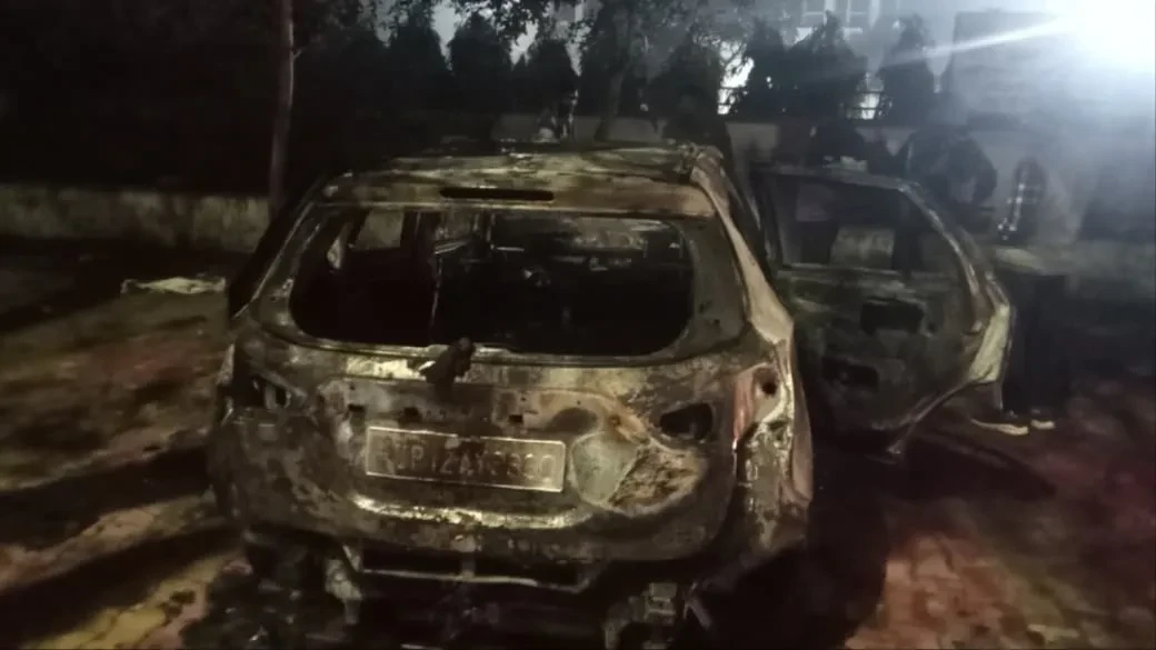 मेरठ: यूनिवर्सिटी रोड पर एस-क्रॉस कार में अचानक लगी आग, चालक सुरक्षित