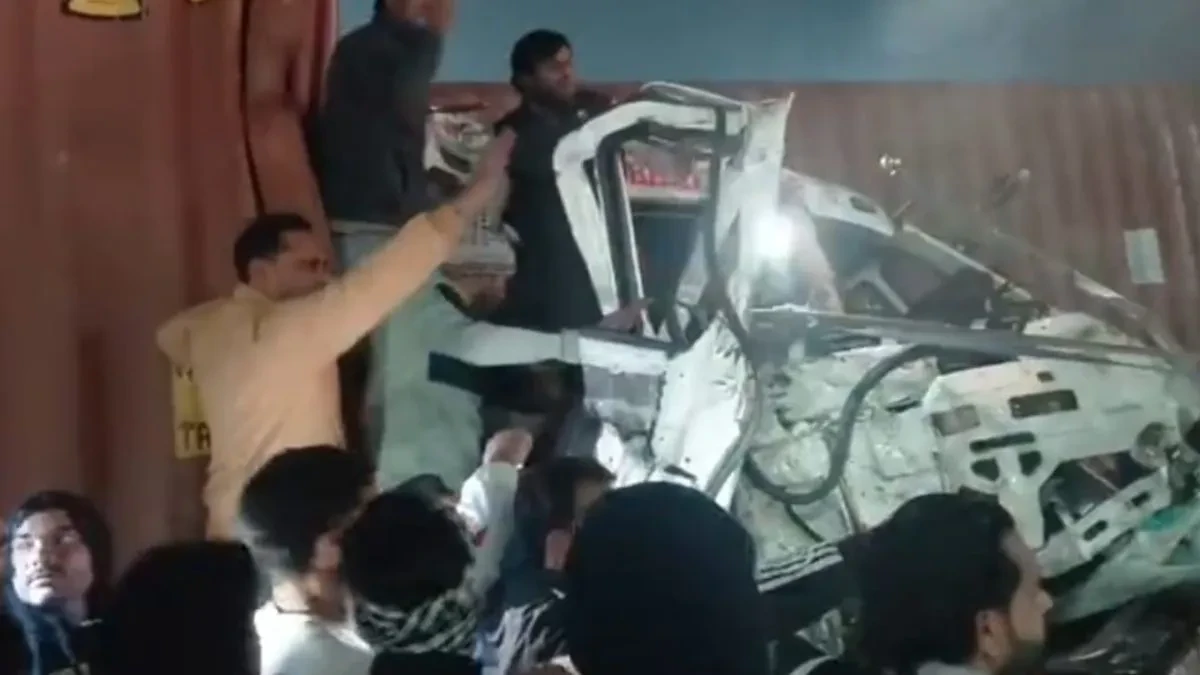 कोहरे में दिल्ली–लखनऊ हाईवे पर भीषण हादसा, कंटेनर चालक की मौत