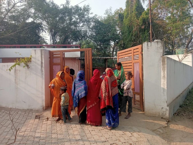 गोसाईगंज में स्कूटी-ट्रैक्टर टकराने से दो छात्राओं की मौत, एक गंभीर रूप से घायल