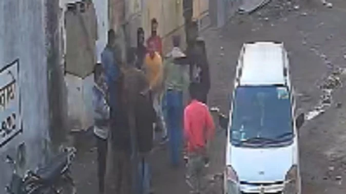 मेरठ: कुत्ते को कुचलने पर फैक्ट्री मालिक पर हमला, ग्रामीणों ने थाने का घेराव किया