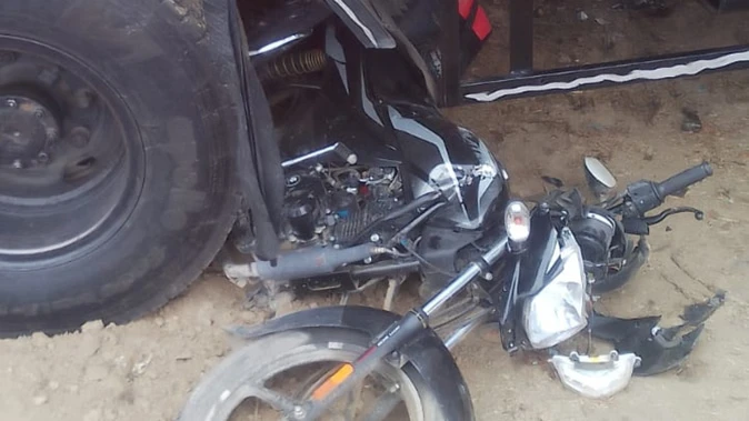 शाहजहांपुर में कोहरे का कहर, ट्रक से भिड़ी बाइक; दो की मौत