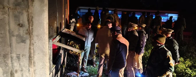 बाराबंकी में हादसा: दिल्ली जा रही रोडवेज बस खाई में गिरी, कई यात्री घायल