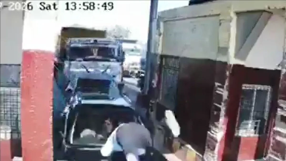 झांसी में बड़ा हादसा: सेमरी टोल प्लाजा पर बेकाबू डंपर ने दो कारों को कुचला