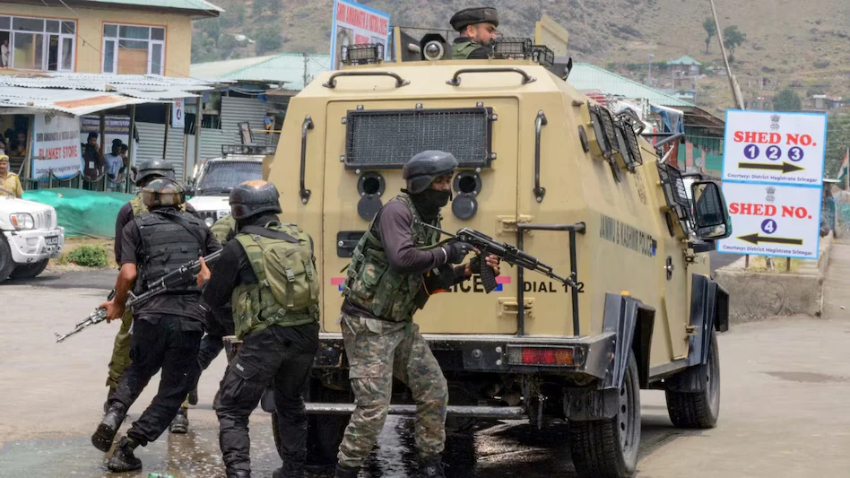 किश्तवाड़ में मुठभेड़ जारी, एक जवान शहीद; जैश से जुड़े आतंकी घेरे में