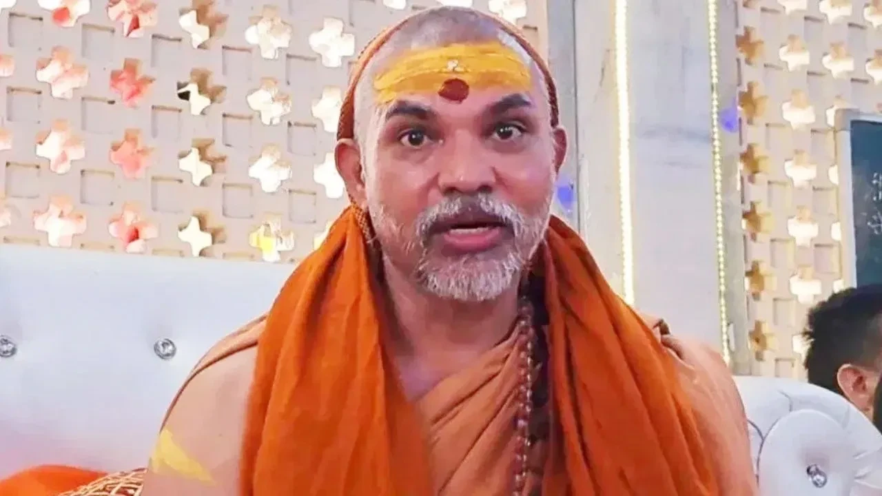 स्नान विवाद: अविमुक्तेश्वरानंद धरने पर, अधिकारीयों से लिखित माफी की मांग