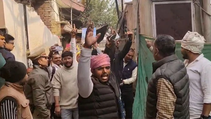 मणिकर्णिका घाट विवाद: धरने पर उतरा पाल समाज, 17 लोग हिरासत में