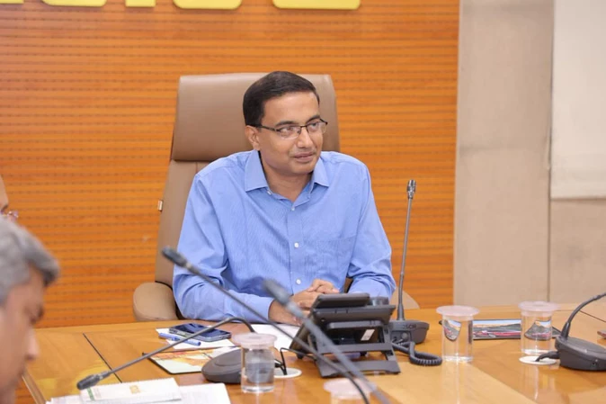 नोएडा प्राधिकरण के सीईओ लोकेश एम. हटाए गए, कैलेंडर में गिटार फोटो विवाद बना कारण