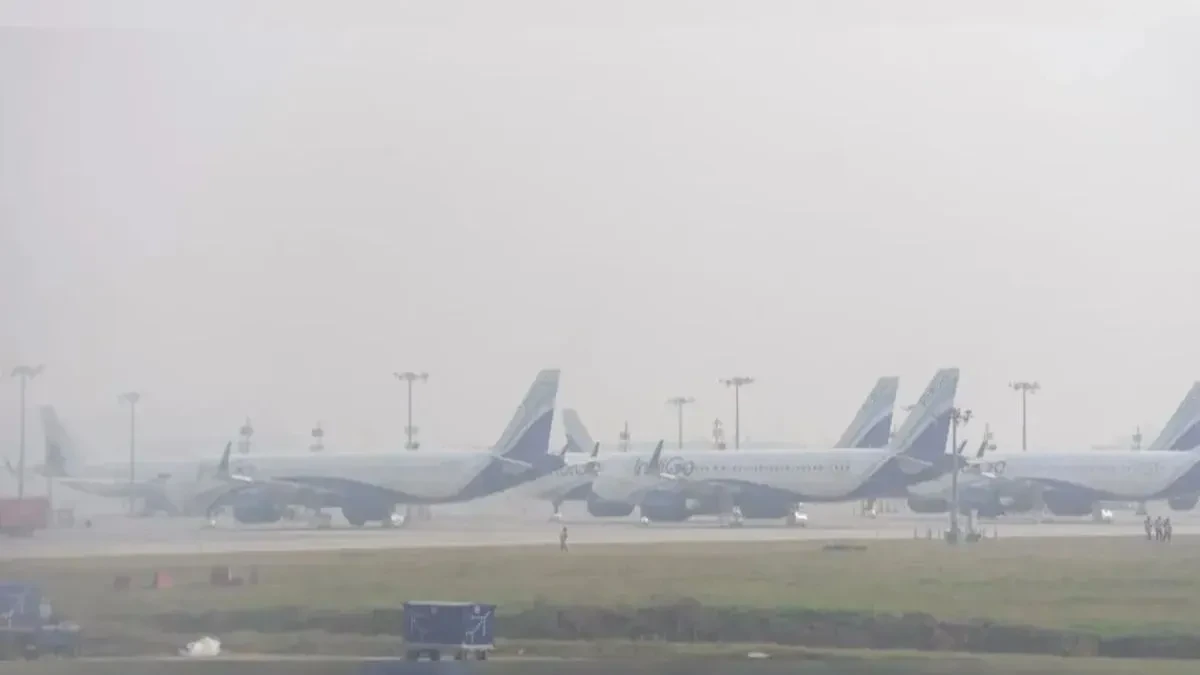 कोहरे की चादर में लिपटा दिल्ली-एनसीआर, उड़ानें प्रभावित; आईएमडी ने जारी किया अलर्ट