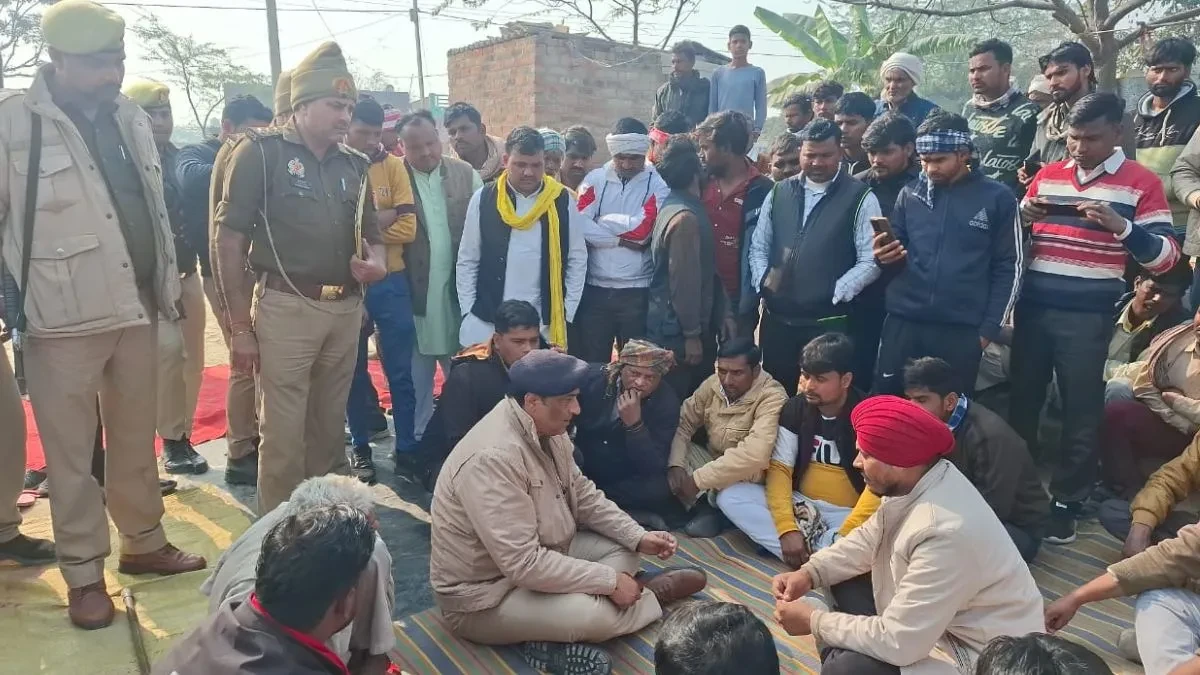 मैनपुरी: आग से किसान की मौत, मुआवजा व भूमि पट्टे के बाद हुआ अंतिम संस्कार