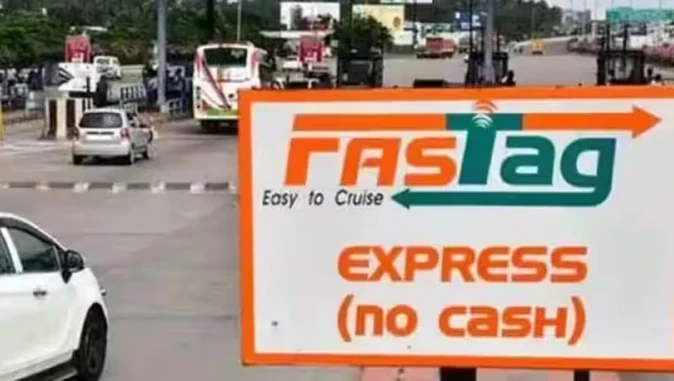 टोल नहीं चुकाया तो अटकेंगी वाहन से जुड़ी सेवाएं, केंद्र ने नियम किए सख्त