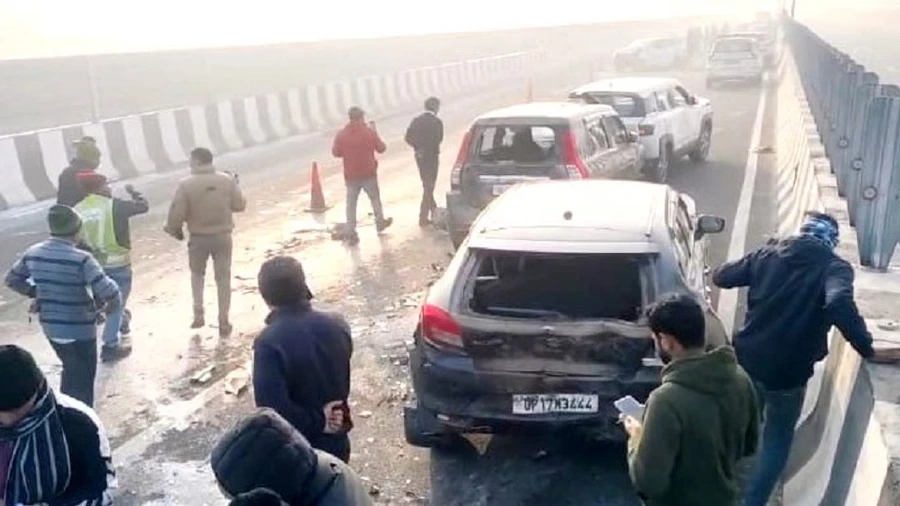 दिल्ली-खेकड़ा एलिवेटेड रोड पर कोहरे के कारण 25 वाहन टकराए,  35 लोग घायल