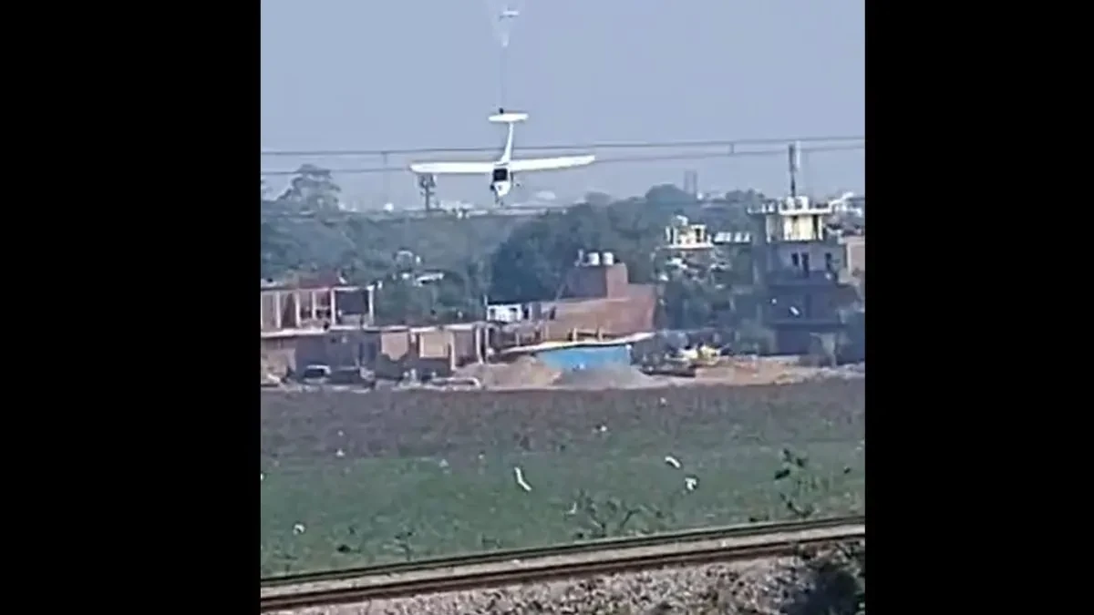 प्रयागराज विमान हादसा: लाइव वीडियो आया सामने, पैराशूट से कूदे पायलट