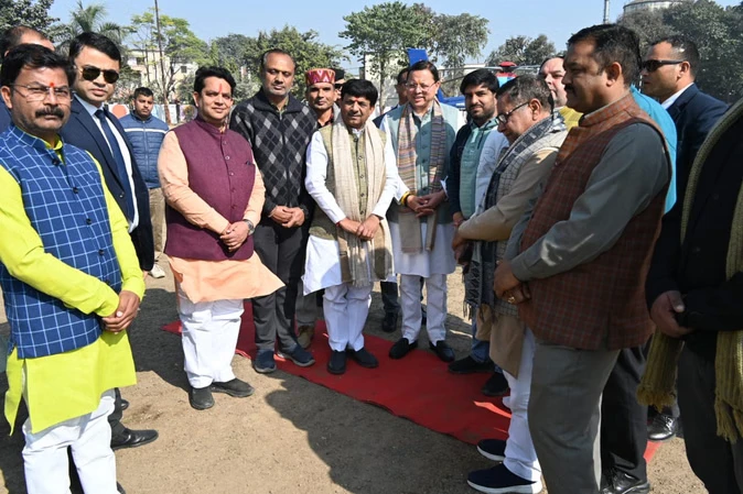 उत्तराखंड के सीएम पुष्कर धामी कार से मुजफ्फरनगर पहुंचे