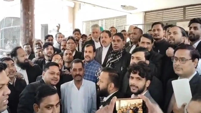 संभल: सीजेएम विभांशु सुधीर के स्थानांतरण के खिलाफ अधिवक्ताओं का विरोध प्रदर्शन