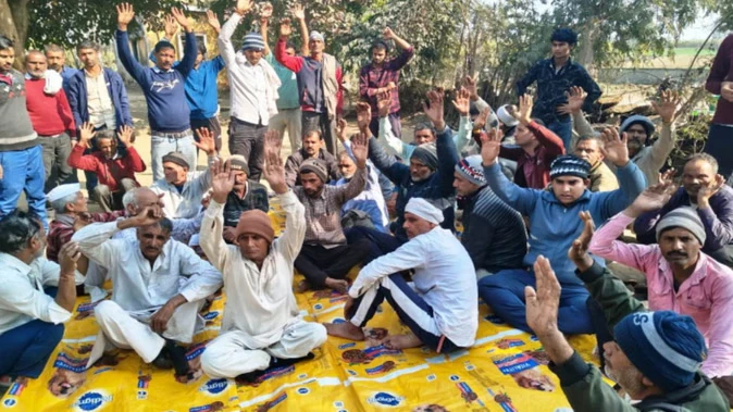 एचटी लाइन मरम्मत के दौरान संविदाकर्मी की मौत, ग्रामीणों ने बिजली घर पर किया प्रदर्शन