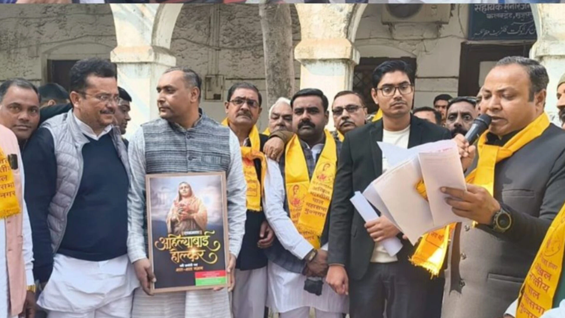 मणिकर्णिका घाट प्रकरण को लेकर पाल समाज का कलेक्ट्रेट में प्रदर्शन