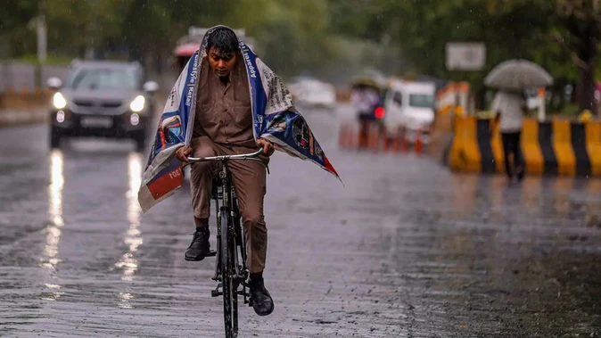 दिल्ली-यूपी में आज से पलटेगा मौसम, पंजाब समेत कई राज्यों में बारिश की चेतावनी