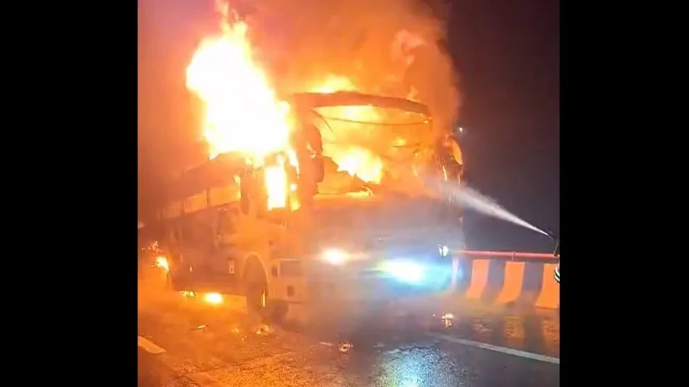 यमुना एक्सप्रेसवे पर बस में अचानक आग, चालक की कड़ी सूझबूझ से बचीं जानें