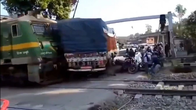 झारखंड: जसीडीह में रेलवे फाटक पर हादसा; ट्रेन और ट्रक की टक्कर