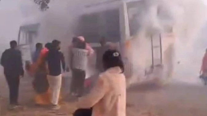 लखनऊ- अयोध्या हाईवे पर बस में आग, 54 छात्रों ने शीशा तोड़कर बचाई जान; तीन जख्मी