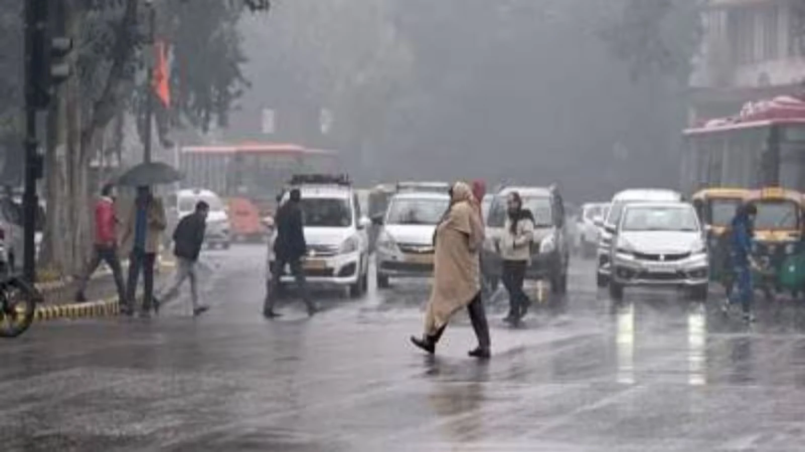 दिल्ली-एनसीआर में बारिश और ठंडी हवाओं ने बदला मौसम, AQI में भी सुधार