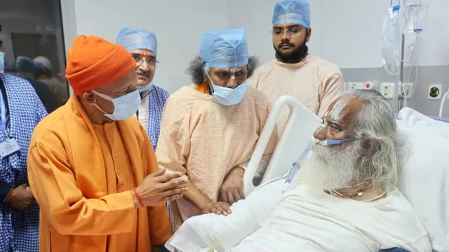 महंत नृत्य गोपाल दास की सेहत जानने पहुंचे मुख्यमंत्री योगी, बेहतर इलाज के दिए निर्देश